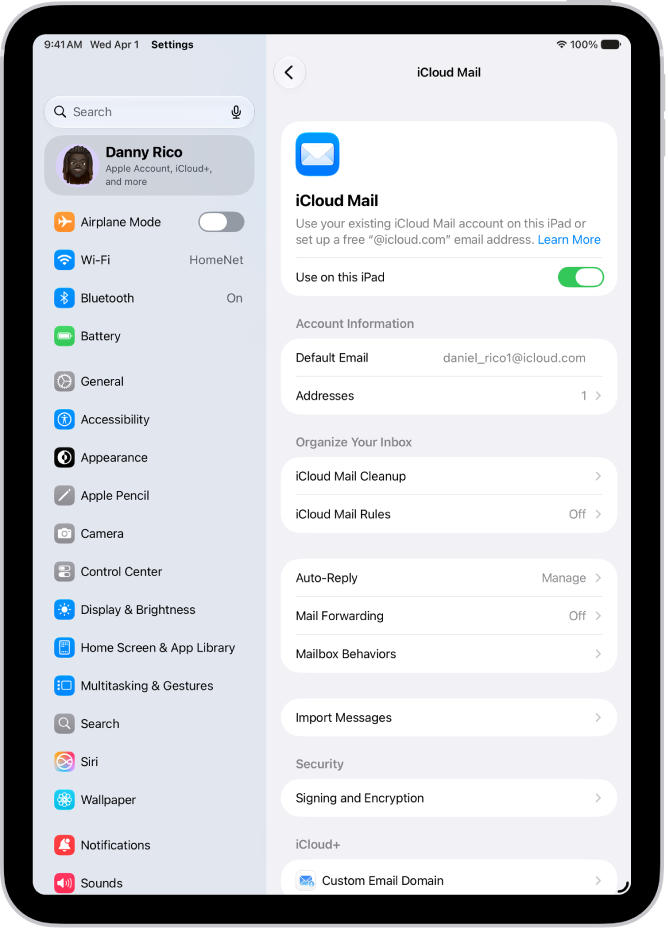 La app Configuración está abierta en la sección Mail en iCloud. En la parte inferior del menú está la opción Dominio de correo personalizado.