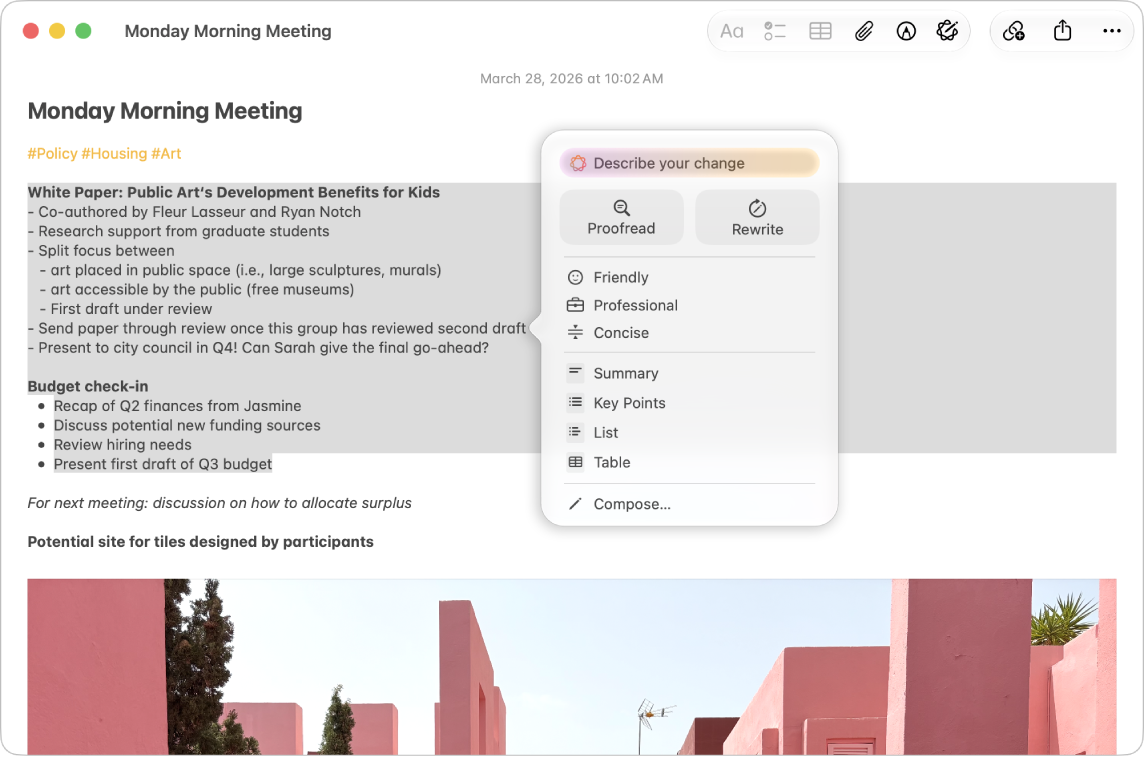 La app Notas en la Mac mostrando una nota con texto seleccionado y el cuadro de diálogo de las herramientas de escritura abierto. El cuadro de diálogo de Herramientas de escritura tiene un campo Describe el cambio en la parte superior, seguido de opciones para revisar, reescribir, cambiar el tono de la escritura y resumir o reorganizar el texto.