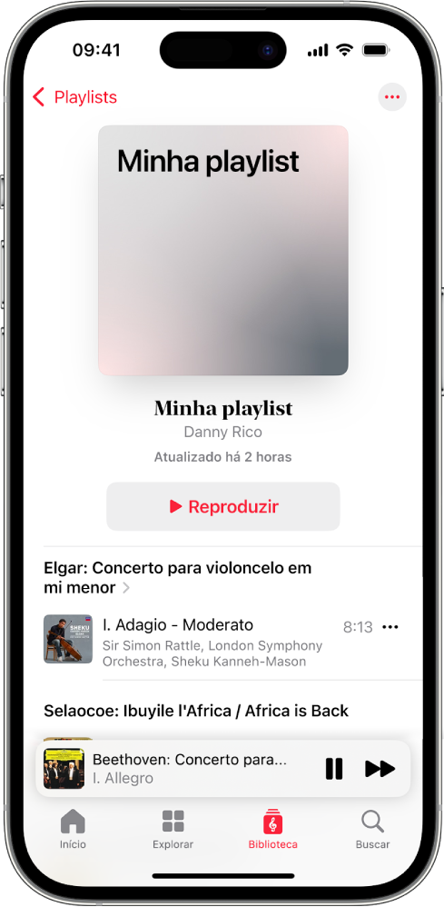 iPhone mostrando uma playlist pessoal no Apple Music Classical. Na parte superior da tela encontram-se a capa do álbum, o nome da playlist e o botão Reproduzir. O Minirreprodutor está perto da parte inferior e mostra a faixa que está sendo reproduzida no momento. Abaixo do Minirreprodutor, os botões Início, Explorar, Biblioteca e Buscar.