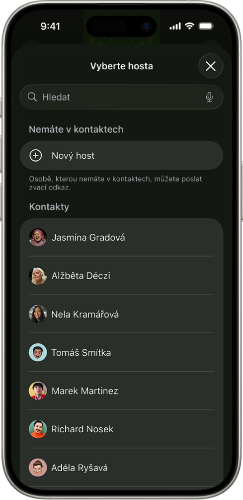 Obrazovka Poslat pozvánky a&nbsp;seznam kontaktů na iPhonu.