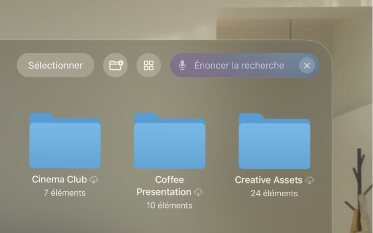 L’app Fichiers sur l’Apple&nbsp;Vision, avec le champ de recherche mis en surbrillance et Dictée activée.