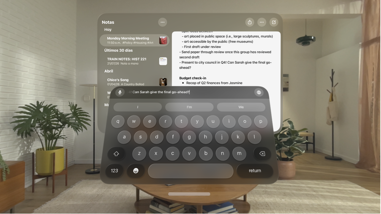 La app Notas en Apple Vision Pro, con el teclado virtual a la vista y una vista previa del texto que se está editando justo encima.