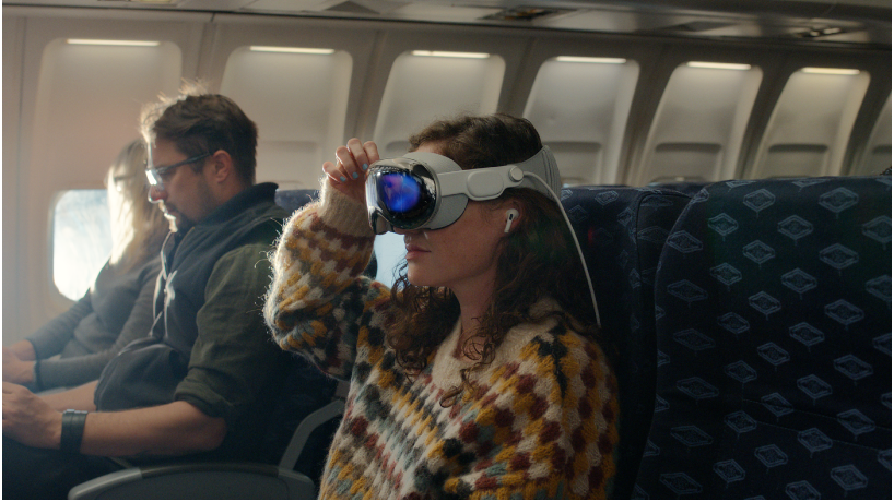 Une personne portant l’Apple&nbsp;Vision&nbsp;Pro avec des AirPods&nbsp;Pro dans ses oreilles.