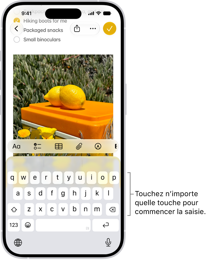 Un document est ouvert dans l’app Notes. Le clavier à l’écran se trouve dans la partie inférieure de l’écran.