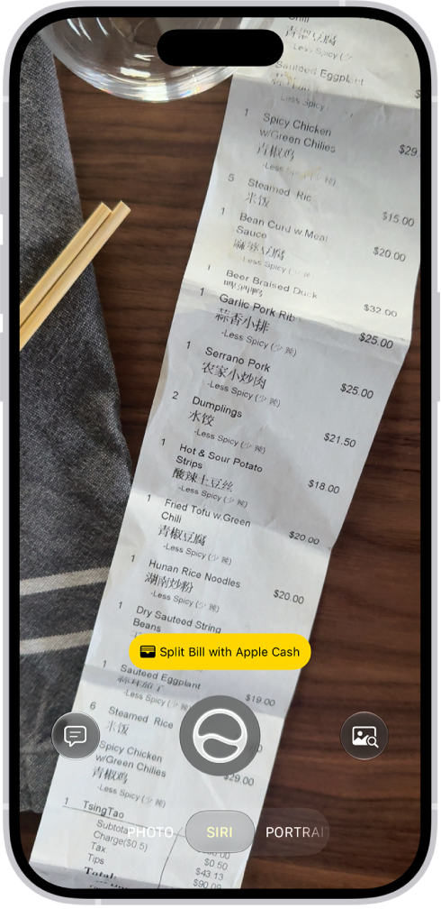 Un iPhone con el modo Siri en la app Cámara, mostrando una sugerencia para dividir la cuenta con Apple&nbsp;Cash.