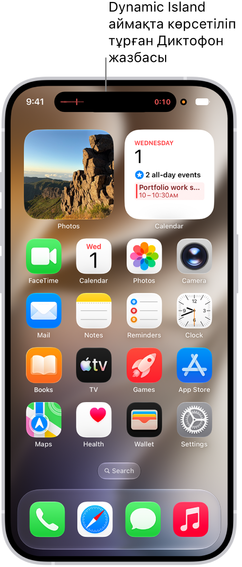 Dynamic Island аймағында «Диктофон» жазбасын көрсетіп тұрған iPhone құрылғысының басты экраны.