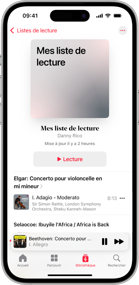Un iPhone sur lequel s’affiche une liste de lecture personnelle dans Apple Music Classical. En haut de l’écran se trouvent l’illustration d’album, le nom de la liste de lecture et le bouton Lecture. Le mini-lecteur se trouve près du bas de l’écran et affiche la pièce en cours de lecture. Les boutons Accueil, Parcourir, Bibliothèque et Rechercher apparaissent sous le mini-lecteur.