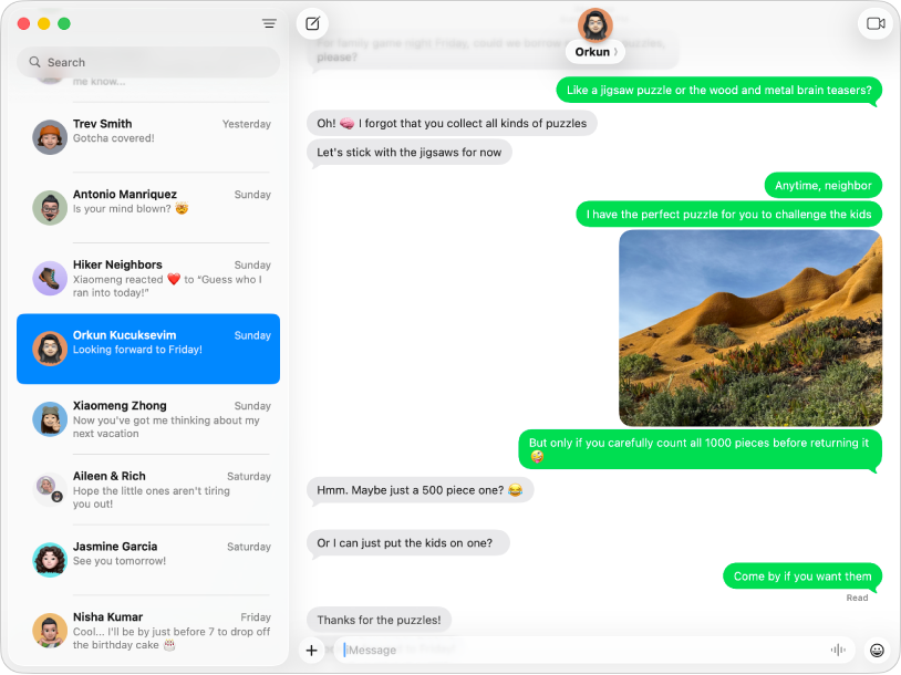 Soldaki kenar çubuğunda çeşitli yazışmaların listelendiği Mesajlar penceresi ve sağda etkin yazışma. Mesaj balonları yeşil renktedir, bu da SMS, MMS veya RCS mesajı olarak gönderildiklerini gösterir.