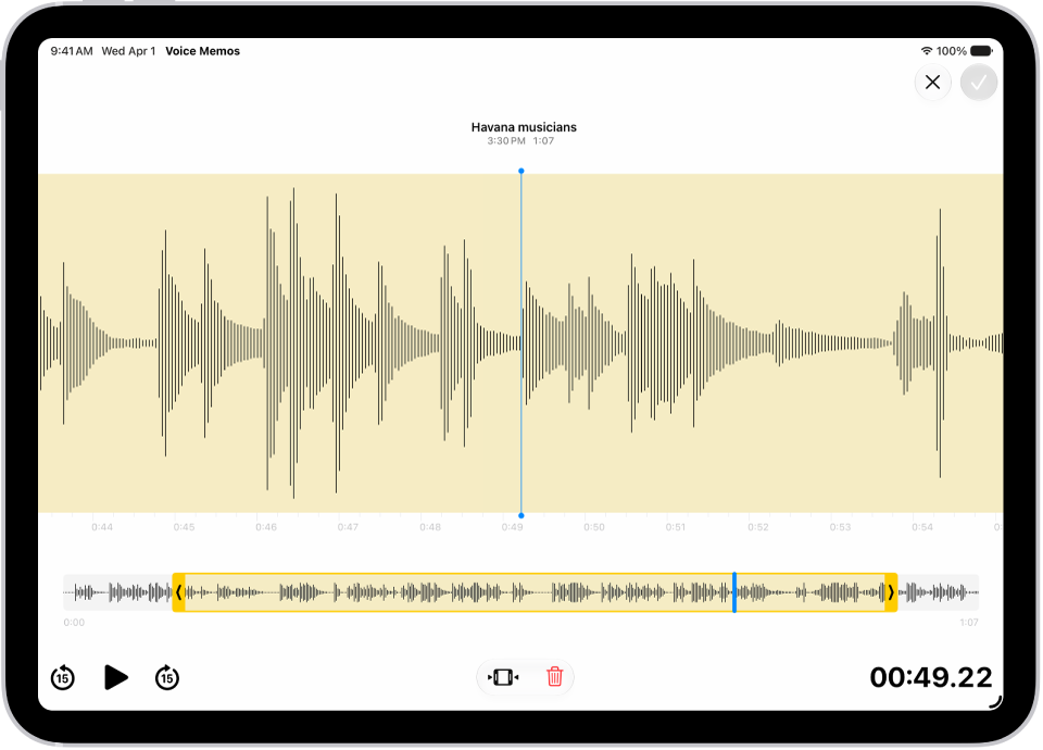 Se está editando una grabación, con las manijas de recorte amarillas que separan una porción de la onda de audio en la parte inferior de la pantalla. A la izquierda de los controles de reproducción están el botón Recortar para eliminar la parte de la grabación que se encuentra fuera de las manijas, y el botón Eliminar para eliminar la parte de la grabación que se encuentra dentro de las manijas.