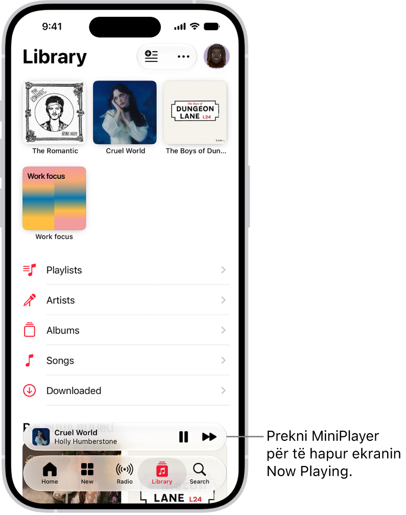 Ekrani Library, që tregon MiniPlayer afër fundit. MiniPlayer tregon titullin e këngës që po luhet. Butonat Pause dhe Track Next janë në të djathtë të titullit të këngës. Prekni MiniPlayer për të hapur ekranin Now Playing.
