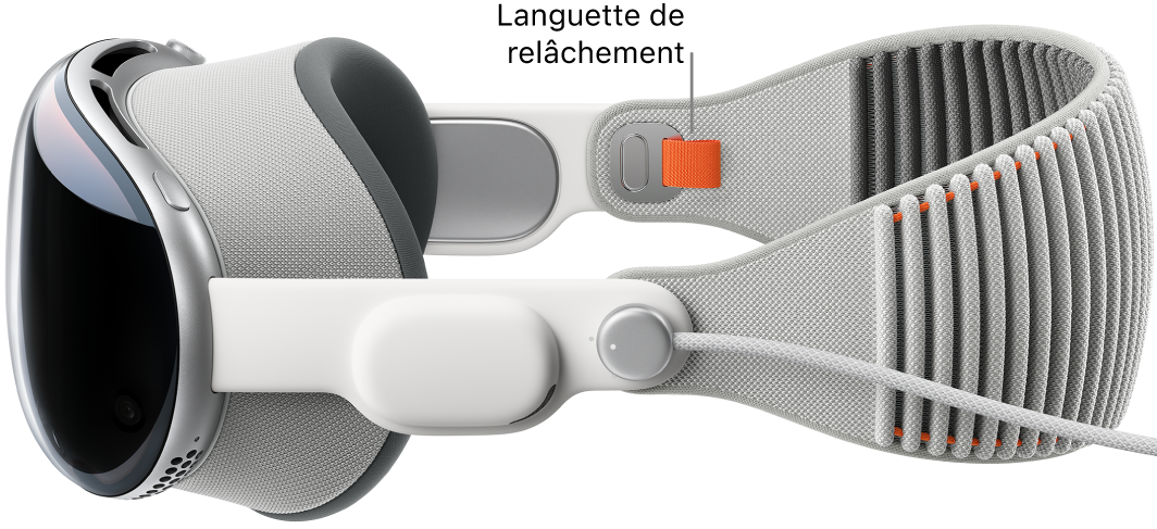 L’Apple&nbsp;Vision&nbsp;Pro sur lequel est fixé le bandeau tissé solo. Une languette de relâchement orange est visible sur l’intérieur du bandeau tissé solo.