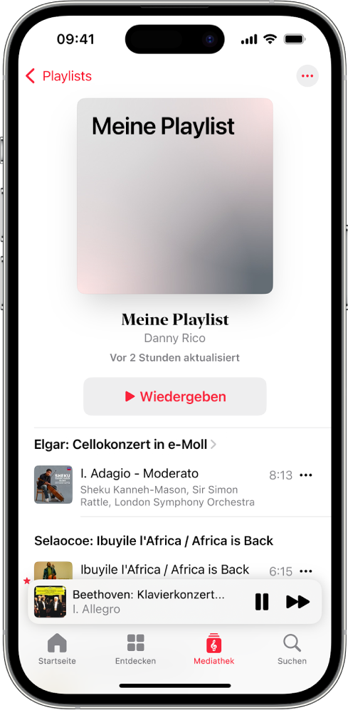 Ein iPhone mit einer persönlichen Playlist in der Apple Music Classical. Oben in der Bildschirmmitte befinden sich Album-Cover, Playlistname und Wiedergabetaste. Der MiniPlayer erscheint unten im Bildschirm angezeigt und zeigt den Musiktitel an, der gerade wiedergegeben wird. Unter dem MiniPlayer sind die Tasten „Startseite“, „Entdecken“, „Mediathek“ und „Suchen“ zu sehen.
