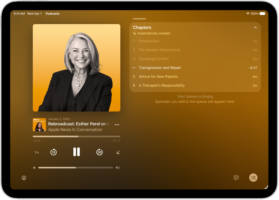 L’écran À l’écoute de l’app Podcasts, qui affiche l’illustration du podcast, le titre de l’épisode, les commandes de lecture et le curseur de volume. La liste des chapitres est affichée à droite de l’écran. En bas de l’écran se trouvent l’icône AirPlay, le bouton «&nbsp;Afficher la transcription&nbsp;» et le bouton Suivant.