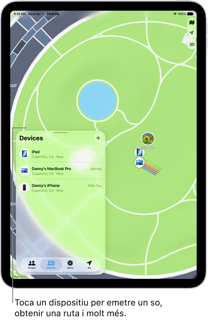 Pantalla de l’app Cerca oberta per la llista de dispositius. Es mostra una llista amb els dispositius “iPad d’Adrià”, “iPhone d’Adrià”, “Apple&nbsp;Watch d’Adrià” i “AirPods&nbsp;Pro d’Adrià”. Es mostren les seves ubicacions en un mapa a prop de Santa Cruz.