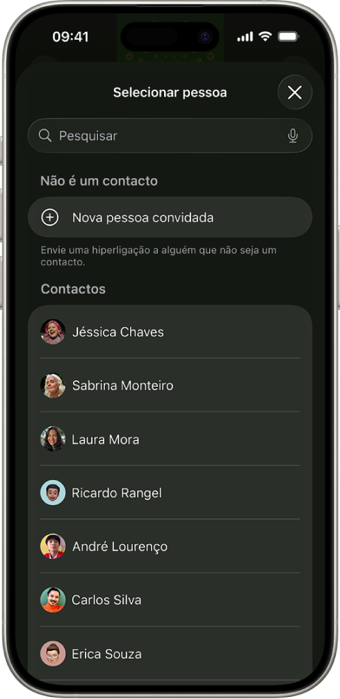 O ecrã Enviar convites e uma lista de contactos num iPhone.